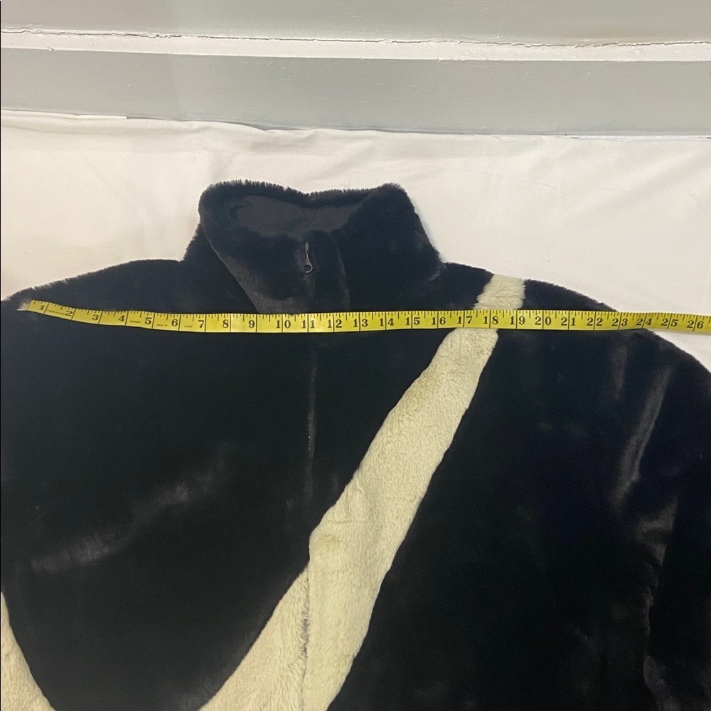 Nike Women’s Sport Wear,Black And Fossil,Swoosh Logo,Faux FurJacket.Size-Medium. - Picture 6 of 15